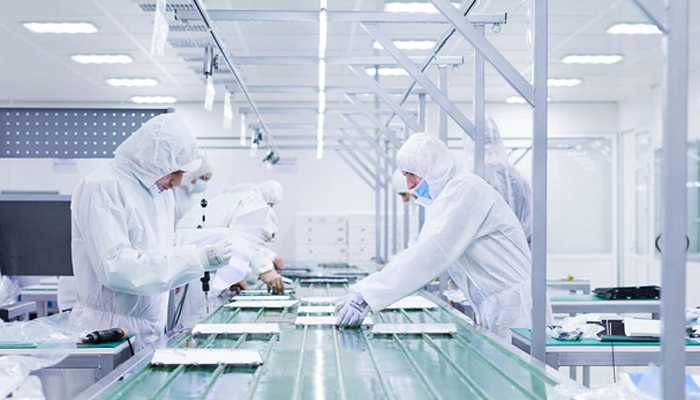 Quần áo phòng sạch – Tiêu chuẩn cần có trong nhà máy sản xuất hiện đại